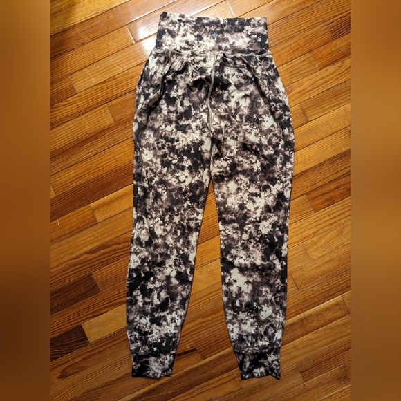 Athleta Black Floral Tie Dye Salutation Joggers XXS - Picture 3 of 8